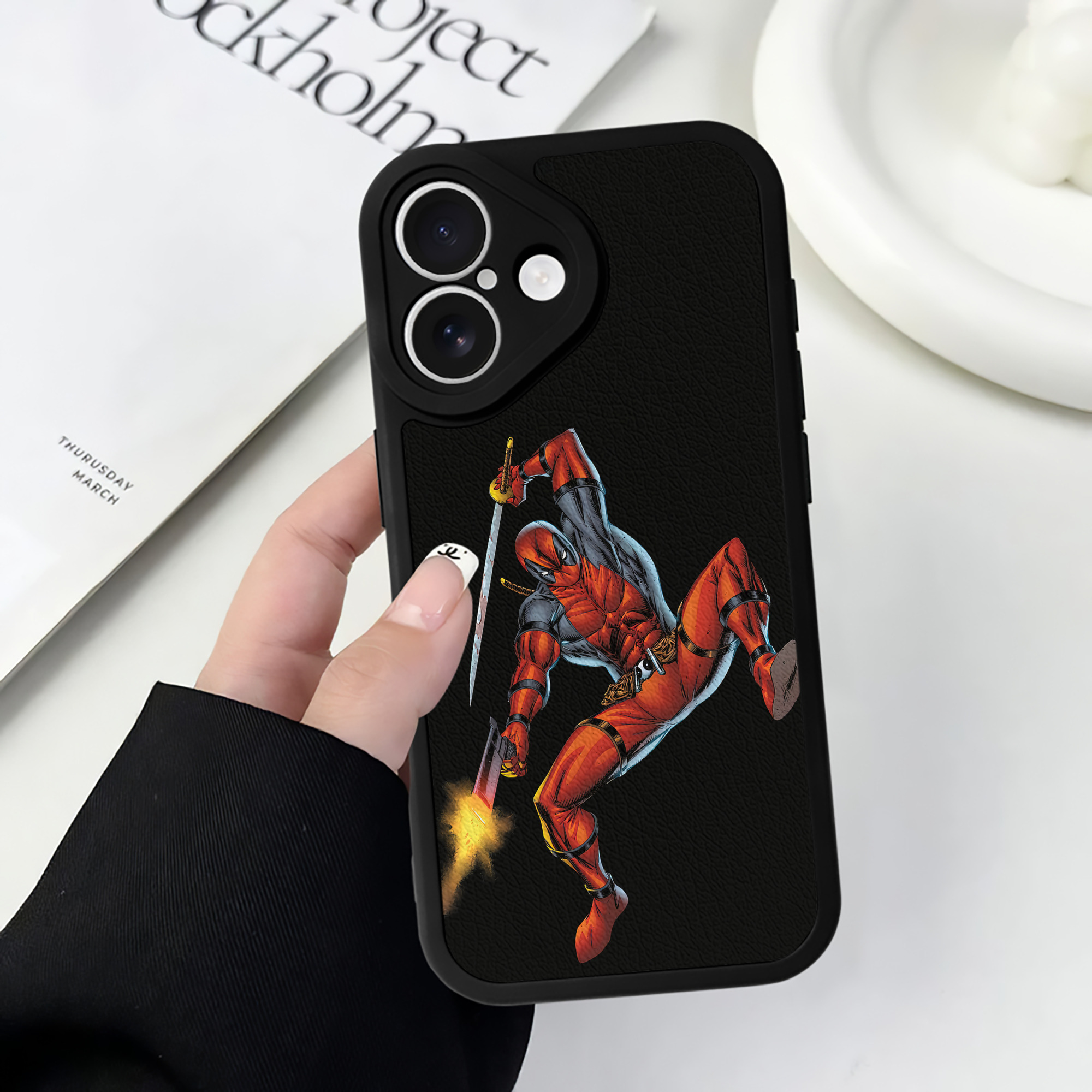 （画像用） Deadpool デッドプール 【iPhone 16シリーズ対応】シリコンスマホケース（レザー調） 材質：シリコン